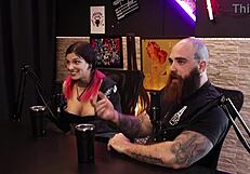 eles estavam transando e uma buceta apareceu na cara dele - queen e iron