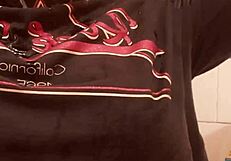 Amateur explores wet bra fetish in bath