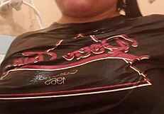 Amateur explores wet bra fetish in bath