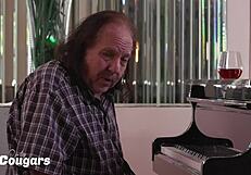 Cornfed hottie fills bald pussy.