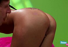 清纯可爱小 brunette 想用狂野性爱打动坏小子