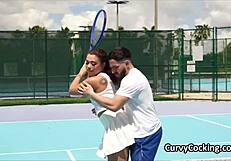 لعنة! الإبونية المجعدة تدور على القضيب بعد التنس