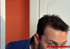 Linda dominatrix se divertindo com um pepino em bondage