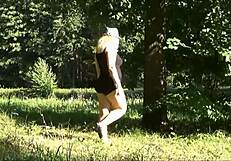 Live, strip show – Amateurs wife displays her big ass in the open air