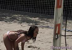 عارضة مطعومة تُدفع بقوة