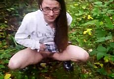 Худой волосатый парень смело писает на улице