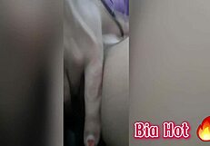 BIA HOT MORENA SAFADA COM TESAO BATE UMA SIRIRICA NO BANHEIRO DO ONIBUS