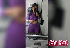 BIA HOT MORENA SAFADA COM TESAO BATE UMA SIRIRICA NO BANHEIRO DO ONIBUS