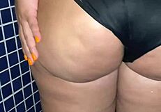 天哪，看着继母Soraya Culona在淋浴前加热，抚摸那个丰满拉丁屁股