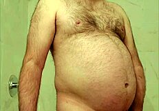 Nagi Martin Lavallée masturbira, ejakulira in poje svojo spermo