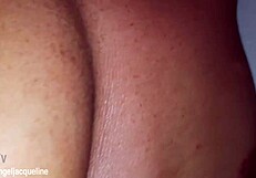 Las tetas naturales grandes de Jaylean rebotan tentadoramente en encuentro apasionado