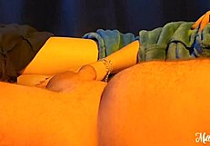 Üvey Kardeşimle Televizyon İzlerken Zaman Geçiriyorum.