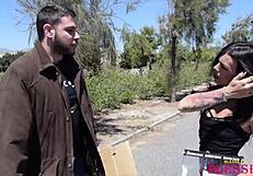 شاهد هذه الفتاة الشابة 18+ تنيك مع رجل مشرد في الهواء الطلق!