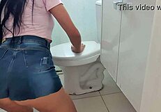 De Quatro Com Mini Saia Garota Limpa O Chão