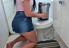 De Quatro Com Mini Saia Garota Limpa O Chão