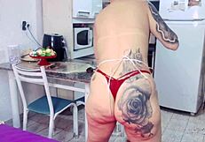 Minha Empregada Doméstica Arrumando a Casa com Seus Peitos Grandes à Mostra