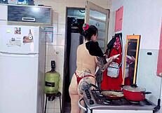 Minha Empregada Doméstica Arrumando a Casa com Seus Peitos Grandes à Mostra