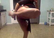 Ebony Milf in Mortal Kombat Cosplay Wins with Pussy and Kissing