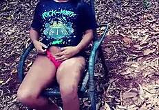 cunhadinha shows her red panties under the shirt.