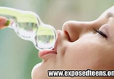 아름다운 젊은 블론드 롤라가 딜도로 솔로 플레이