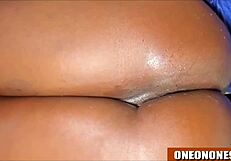 إنه موسم الكس السوداء الطازجة 18-19 سنة مبلل يقطر من الديلدو والإصبع