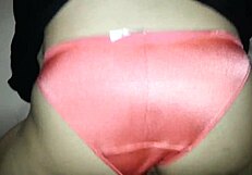 男、オレンジサテンパンティーが激しいファックと中出しでワイルドに見える！