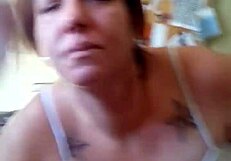 Brunetă BBW face un muie ud cu formele ei grase la vedere