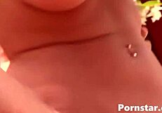 ניקול שרידן נוטפת וגומרת פרוע על הזין הקשה של רנדי. הגוף הפעור שלה רועד בחוץ עם כל דחיפה.