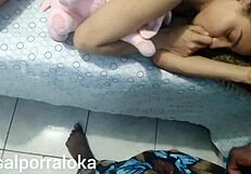 그녀가 자위하는 동안 얼굴에 사정하고 조용히 떠나