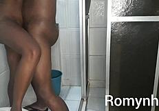 a vizinha foi na casa do dotado carioca ainda ele filmou os dois fudendo er muito leite na buceta da magrinha gostosa