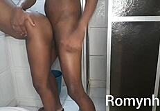 a vizinha foi na casa do dotado carioca ainda ele filmou os dois fudendo er muito leite na buceta da magrinha gostosa