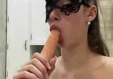 用假屌猛插湿屄直到狂喷高潮