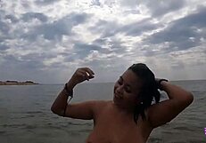 Ta vroči par se ni mogel upreti jebanju na javni plaži