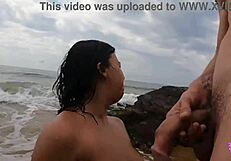 Ta vroči par se ni mogel upreti jebanju na javni plaži