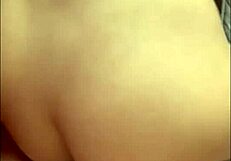 בחורה צעירה בת 18+ עם תחת עגול בסצנה רוסית ביתית