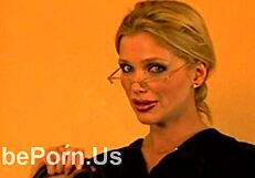 哇，丰满模特被抓到大奶大屁股穿内衣！