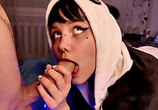 Играя с твоята кожичка и глъткам спермата дълбоко