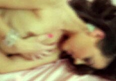 Déesse française Eva Parcker explore le plaisir anal