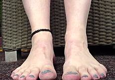 Chic summer outfit for chubby feet in leggings outdoors.