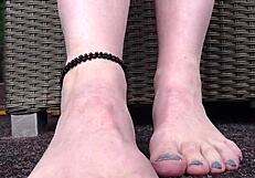 Chic summer outfit for chubby feet in leggings outdoors.