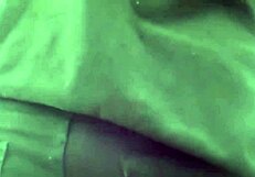 Modèle webcam sexy se déshabille lentement, déchire ses vêtements pour un striptease taquin