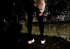 台湾人妖在Cosplay中户外用假阳具自慰在狂野场景