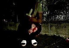 台湾人妖在Cosplay中户外用假阳具自慰在狂野场景