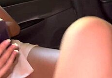 Grabo a mi amiga mientras hace webcam en su coche