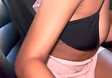 Grabo a mi amiga mientras hace webcam en su coche