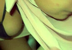 Grabo a mi amiga mientras hace webcam en su coche