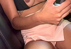 Grabo a mi amiga mientras hace webcam en su coche