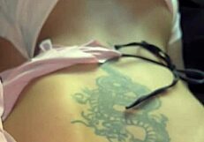 Grabo a mi amiga mientras hace webcam en su coche