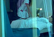 Nespodobna medicinska sestra obišče pacienta za divjo dominacijo v bolnišnici.