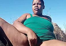 Im öffentlichen Busch: Klit und fette Fotze geil kitzeln